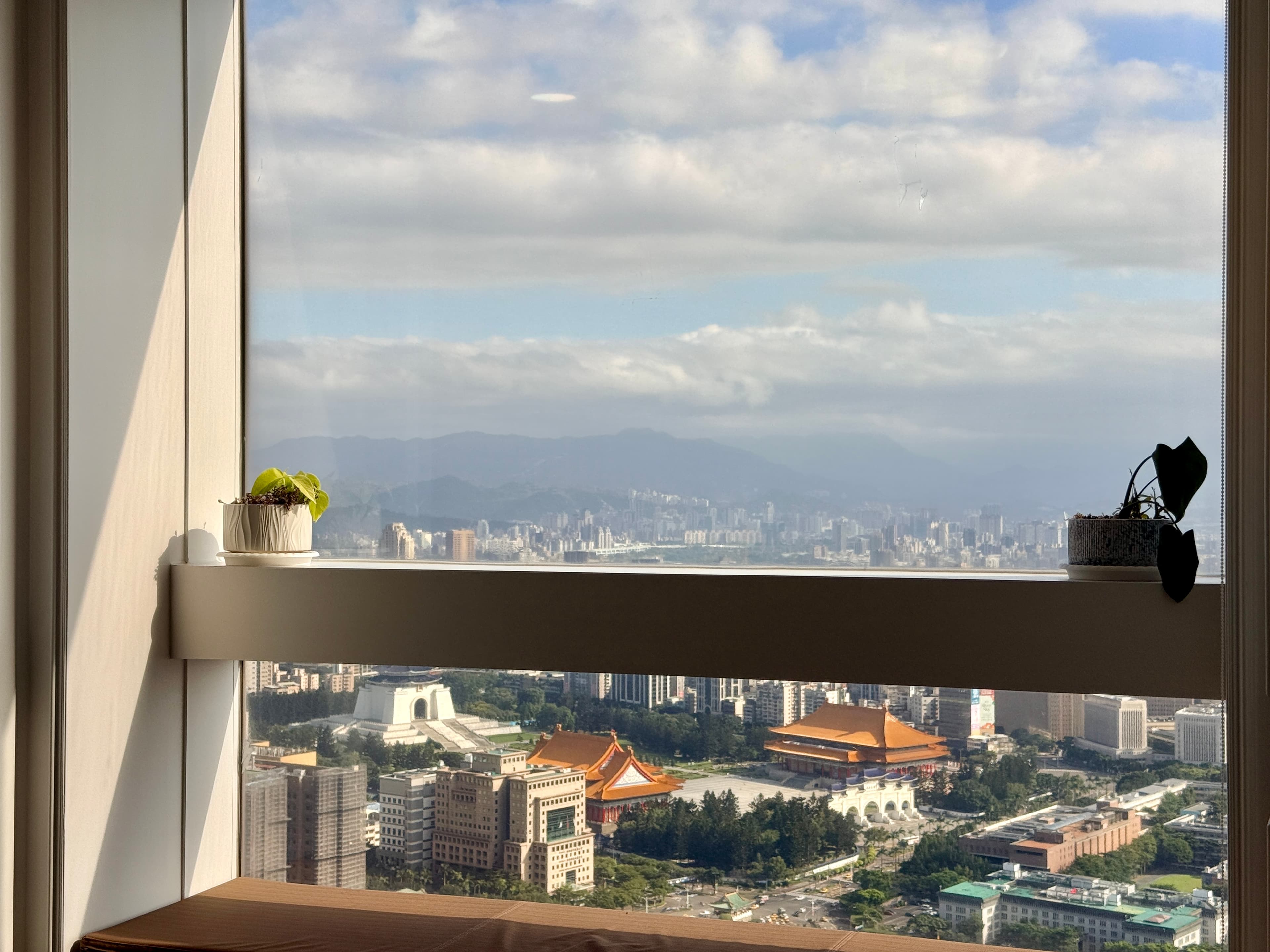 大面落地窗與城市景觀